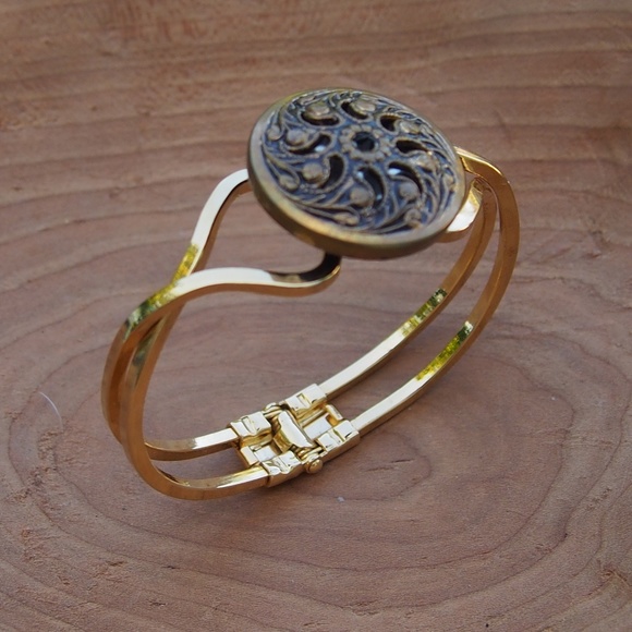 Artisan Jewelry - VT Handmade VTG/Antique Upcycled Button Bracelet